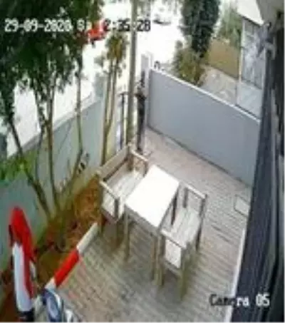 Ceketiyle başını kapatıp, ellerini kollarını sallaya sallaya çaldılar Ceketiyle başını kapatıp, ellerini kollarını sallaya sallaya çaldılar