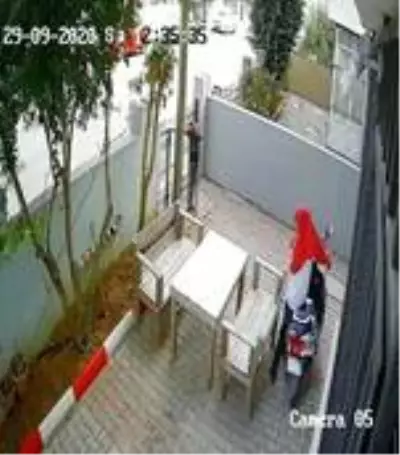 Ceketiyle başını kapatıp, ellerini kollarını sallaya sallaya çaldılar Ceketiyle başını kapatıp, ellerini kollarını sallaya sallaya çaldılar