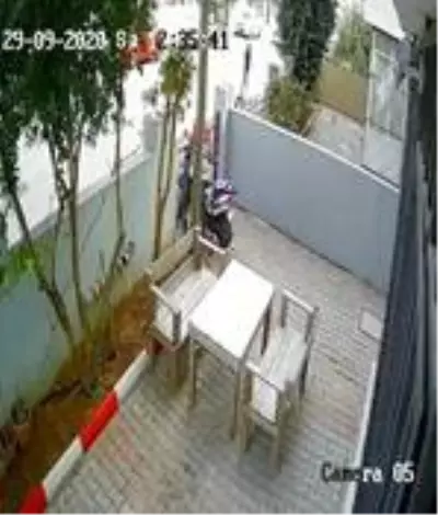Ceketiyle başını kapatıp, ellerini kollarını sallaya sallaya çaldılar Ceketiyle başını kapatıp, ellerini kollarını sallaya sallaya çaldılar
