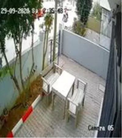 Ceketiyle başını kapatıp, ellerini kollarını sallaya sallaya çaldılar Ceketiyle başını kapatıp, ellerini kollarını sallaya sallaya çaldılar
