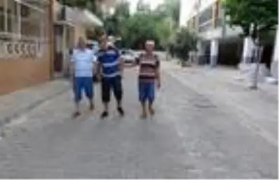 Engelli oğlunu mutlu etmek için 25 yıldır her akşam birlikte yürüyor Engelli oğlunu mutlu etmek için 25 yıldır her akşam birlikte yürüyor