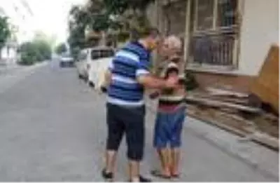Engelli oğlunu mutlu etmek için 25 yıldır her akşam birlikte yürüyor Engelli oğlunu mutlu etmek için 25 yıldır her akşam birlikte yürüyor