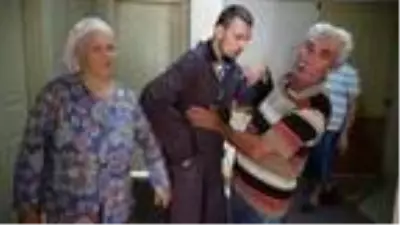 Engelli oğlunu mutlu etmek için 25 yıldır her akşam birlikte yürüyor Engelli oğlunu mutlu etmek için 25 yıldır her akşam birlikte yürüyor