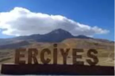 Erciyes'in zirvesine kar yağdı Erciyes'in zirvesine kar yağdı