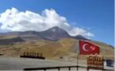 Erciyes'in zirvesine kar yağdı Erciyes'in zirvesine kar yağdı