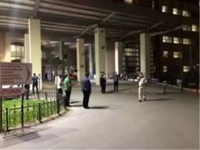 Hamile eşini darbeden komşusu ile kocasını tabancayla yaralayan saldırgan kaçtı Hamile eşini darbeden komşusu ile kocasını tabancayla yaralayan saldırgan kaçtı