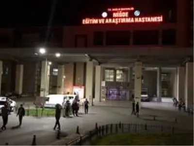 Hamile eşini darbeden komşusu ile kocasını tabancayla yaralayan saldırgan kaçtı Hamile eşini darbeden komşusu ile kocasını tabancayla yaralayan saldırgan kaçtı