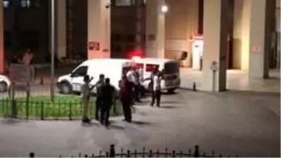 Hamile eşini darbeden komşusu ile kocasını tabancayla yaralayan saldırgan kaçtı Hamile eşini darbeden komşusu ile kocasını tabancayla yaralayan saldırgan kaçtı