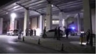 Hamile eşini darbeden komşusu ile kocasını tabancayla yaralayan saldırgan kaçtı Hamile eşini darbeden komşusu ile kocasını tabancayla yaralayan saldırgan kaçtı
