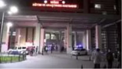 Hamile eşini darbeden komşusu ile kocasını tabancayla yaralayan saldırgan kaçtı Hamile eşini darbeden komşusu ile kocasını tabancayla yaralayan saldırgan kaçtı