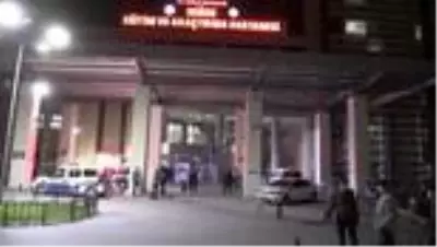 Hamile eşini darbeden komşusu ile kocasını tabancayla yaralayan saldırgan kaçtı Hamile eşini darbeden komşusu ile kocasını tabancayla yaralayan saldırgan kaçtı