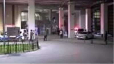 Hamile eşini darbeden komşusu ile kocasını tabancayla yaralayan saldırgan kaçtı Hamile eşini darbeden komşusu ile kocasını tabancayla yaralayan saldırgan kaçtı