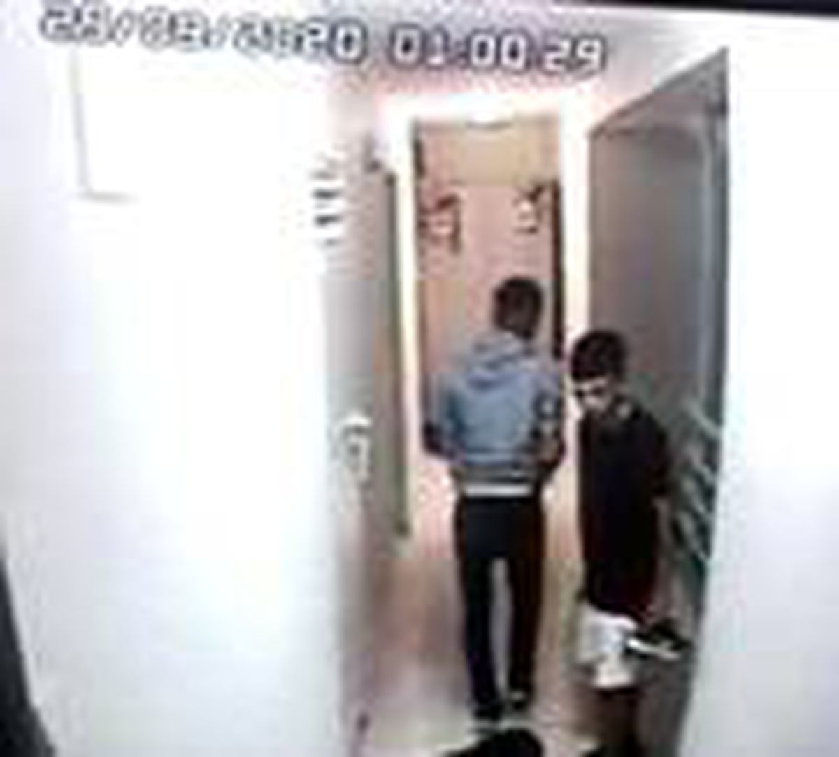 Hırsızlar ayakkabıları önce denedi, sonra çaldı