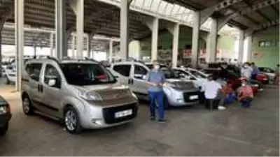 İkinci el araçlarda fiyatlar yükselmeye devam ediyor: 25 yaşındaki araçlara 60 bin lira isteniyor