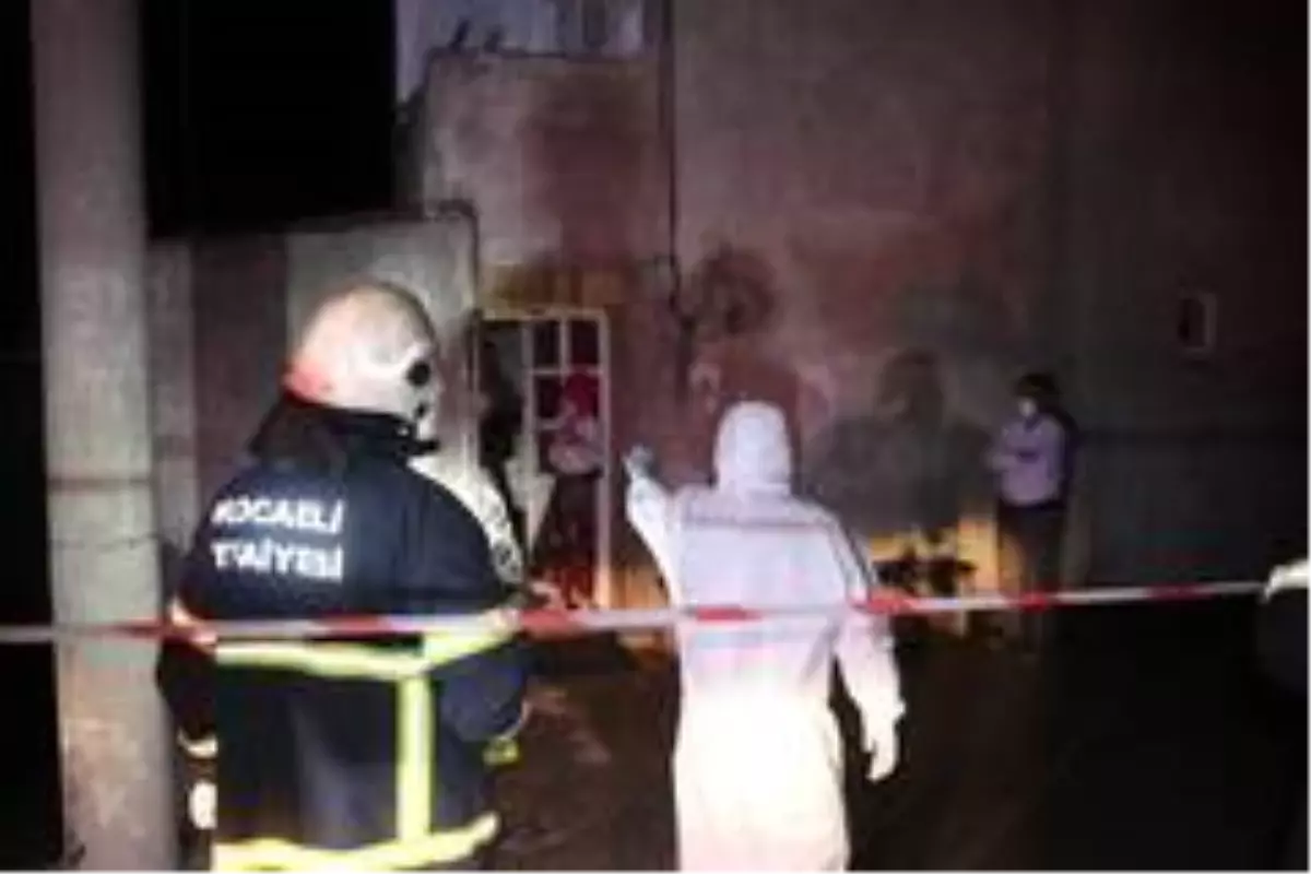 İnşaat kazısında temeli boşalan binada karantinada olan 17 kişi evsiz kaldı