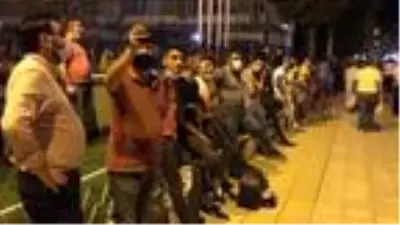 Son dakika haber! İntihara kalkışan kişiyi Emniyet Müdürü ikna etti, meraklı kalabalık film gibi izledi Son dakika haber! İntihara kalkışan kişiyi Emniyet Müdürü ikna etti, meraklı kalabalık film gibi izledi
