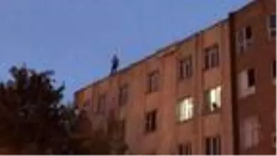 Son dakika haber! İntihara kalkışan kişiyi Emniyet Müdürü ikna etti, meraklı kalabalık film gibi izledi Son dakika haber! İntihara kalkışan kişiyi Emniyet Müdürü ikna etti, meraklı kalabalık film gibi izledi