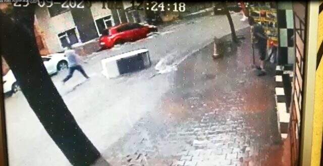 İstanbul'da bir vatandaş sele kapılan buzdolabının peşinden koştu