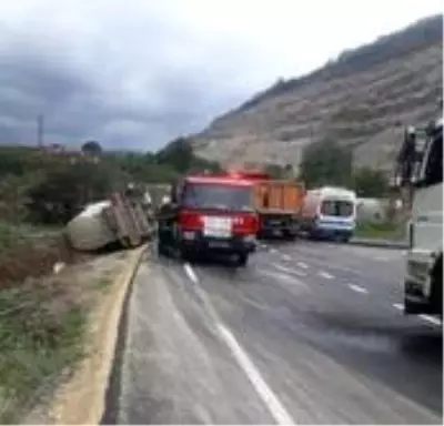 Kontrolden çıkan beton mikseri yan yattı: 1 yaralı Kontrolden çıkan beton mikseri yan yattı: 1 yaralı