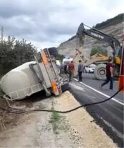 Kontrolden çıkan beton mikseri yan yattı: 1 yaralı Kontrolden çıkan beton mikseri yan yattı: 1 yaralı