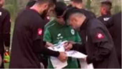 Konyaspor, top toplayıcı genci gole katkısı nedeniyle ödüllendirdi Konyaspor, top toplayıcı genci gole katkısı nedeniyle ödüllendirdi
