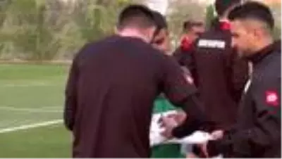 Konyaspor, top toplayıcı genci gole katkısı nedeniyle ödüllendirdi Konyaspor, top toplayıcı genci gole katkısı nedeniyle ödüllendirdi