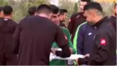 Konyaspor, top toplayıcı genci gole katkısı nedeniyle ödüllendirdi Konyaspor, top toplayıcı genci gole katkısı nedeniyle ödüllendirdi
