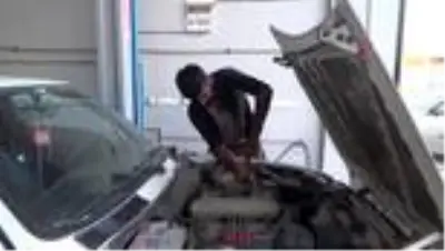 Küçüklüğünden beri hem okuyor, hem de çalışıyor Küçüklüğünden beri hem okuyor, hem de çalışıyor