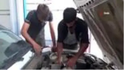Küçüklüğünden beri hem okuyor, hem de çalışıyor Küçüklüğünden beri hem okuyor, hem de çalışıyor
