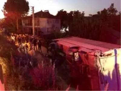 Manisa'da üzüm işçilerini taşıyan minibüs ile tır çarpıştı: 26 yaralı Manisa'da üzüm işçilerini taşıyan minibüs ile tır çarpıştı: 26 yaralı