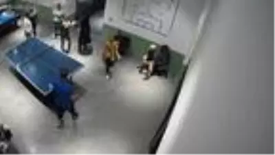 Maske takmadılar diye kendilerini uyaran çocuğu darp eden kadınlar kamerada! Maske takmadılar diye kendilerini uyaran çocuğu darp eden kadınlar kamerada!