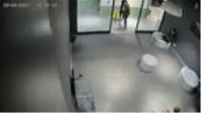 Maske takmadılar diye kendilerini uyaran çocuğu darp eden kadınlar kamerada! Maske takmadılar diye kendilerini uyaran çocuğu darp eden kadınlar kamerada!