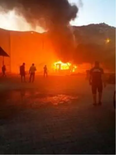 Bodrum'da iş yeri alev alev yandı Bodrum'da iş yeri alev alev yandı