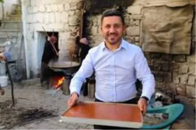 Nevşehir Belediye Başkanı Arı, köylülerle birlikte pekmez kaynatıp köftür yaptı Nevşehir Belediye Başkanı Arı, köylülerle birlikte pekmez kaynatıp köftür yaptı