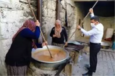 Nevşehir Belediye Başkanı Arı, köylülerle birlikte pekmez kaynatıp köftür yaptı Nevşehir Belediye Başkanı Arı, köylülerle birlikte pekmez kaynatıp köftür yaptı
