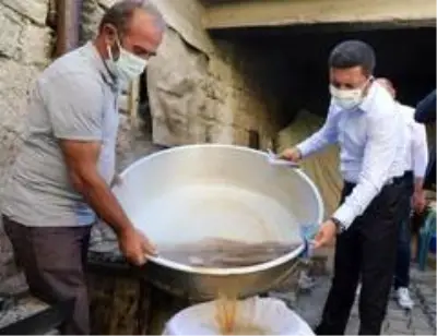Nevşehir Belediye Başkanı Arı, köylülerle birlikte pekmez kaynatıp köftür yaptı Nevşehir Belediye Başkanı Arı, köylülerle birlikte pekmez kaynatıp köftür yaptı
