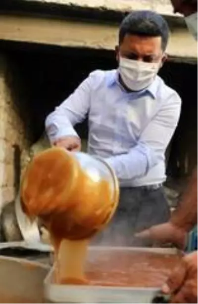 Nevşehir Belediye Başkanı Arı, köylülerle birlikte pekmez kaynatıp köftür yaptı Nevşehir Belediye Başkanı Arı, köylülerle birlikte pekmez kaynatıp köftür yaptı