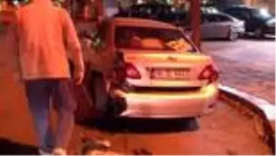 Park halindeki araca çarpan cip yan yattı: 1 yaralı Park halindeki araca çarpan cip yan yattı: 1 yaralı