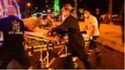 Sahilde tuvaletini yapan şahıs kendisini uyaran iki kişiyi bıçakladı Sahilde tuvaletini yapan şahıs kendisini uyaran iki kişiyi bıçakladı