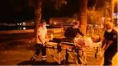 Sahilde tuvaletini yapan şahıs kendisini uyaran iki kişiyi bıçakladı Sahilde tuvaletini yapan şahıs kendisini uyaran iki kişiyi bıçakladı