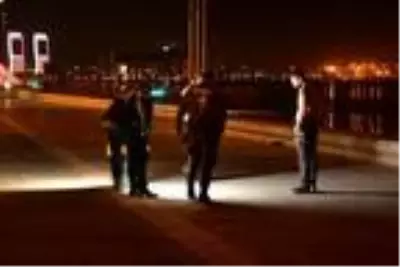 Sahilde tuvaletini yapan şahıs kendisini uyaran iki kişiyi bıçakladı Sahilde tuvaletini yapan şahıs kendisini uyaran iki kişiyi bıçakladı