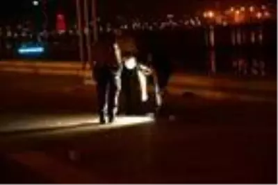 Sahilde tuvaletini yapan şahıs kendisini uyaran iki kişiyi bıçakladı Sahilde tuvaletini yapan şahıs kendisini uyaran iki kişiyi bıçakladı