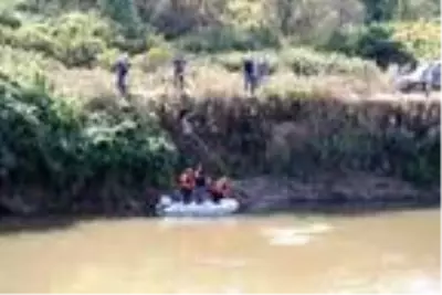 Sakarya Nehri'nde kaybolan Talha'yı arama çalışması sürüyor Sakarya Nehri'nde kaybolan Talha'yı arama çalışması sürüyor