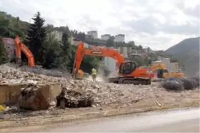 Sel sonrası yıkım için geldikleri ilçede psikolojik yıkımı yaşadılar Sel sonrası yıkım için geldikleri ilçede psikolojik yıkımı yaşadılar