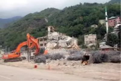 Sel sonrası yıkım için geldikleri ilçede psikolojik yıkımı yaşadılar Sel sonrası yıkım için geldikleri ilçede psikolojik yıkımı yaşadılar