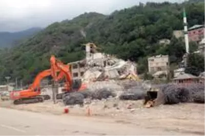 Sel sonrası yıkım için geldikleri ilçede psikolojik yıkımı yaşadılar Sel sonrası yıkım için geldikleri ilçede psikolojik yıkımı yaşadılar