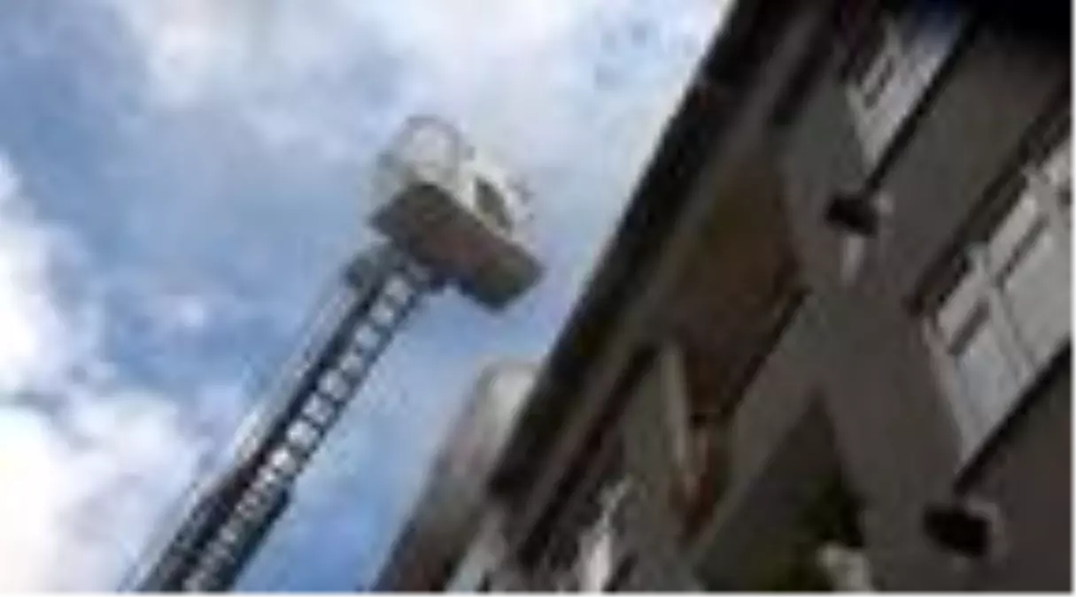 Son dakika haber... Sultangazi'de 4 katlı binanın elektrik panosundaki yangın paniğe neden oldu