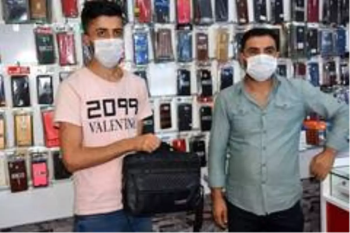 Suriyeli genç kaldırımda bulduğu telefon dolu çantayı sahibine teslim etti