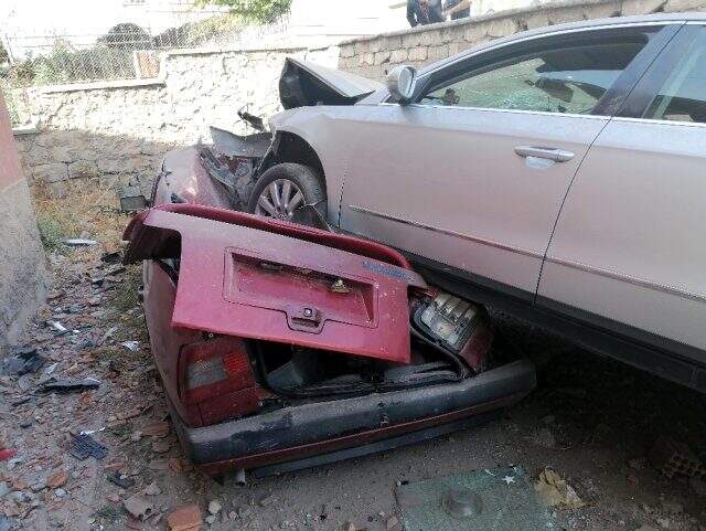 Sürücünün sollama isteği faciayla son buldu: 2 otomobile, 1 yayaya çarptı