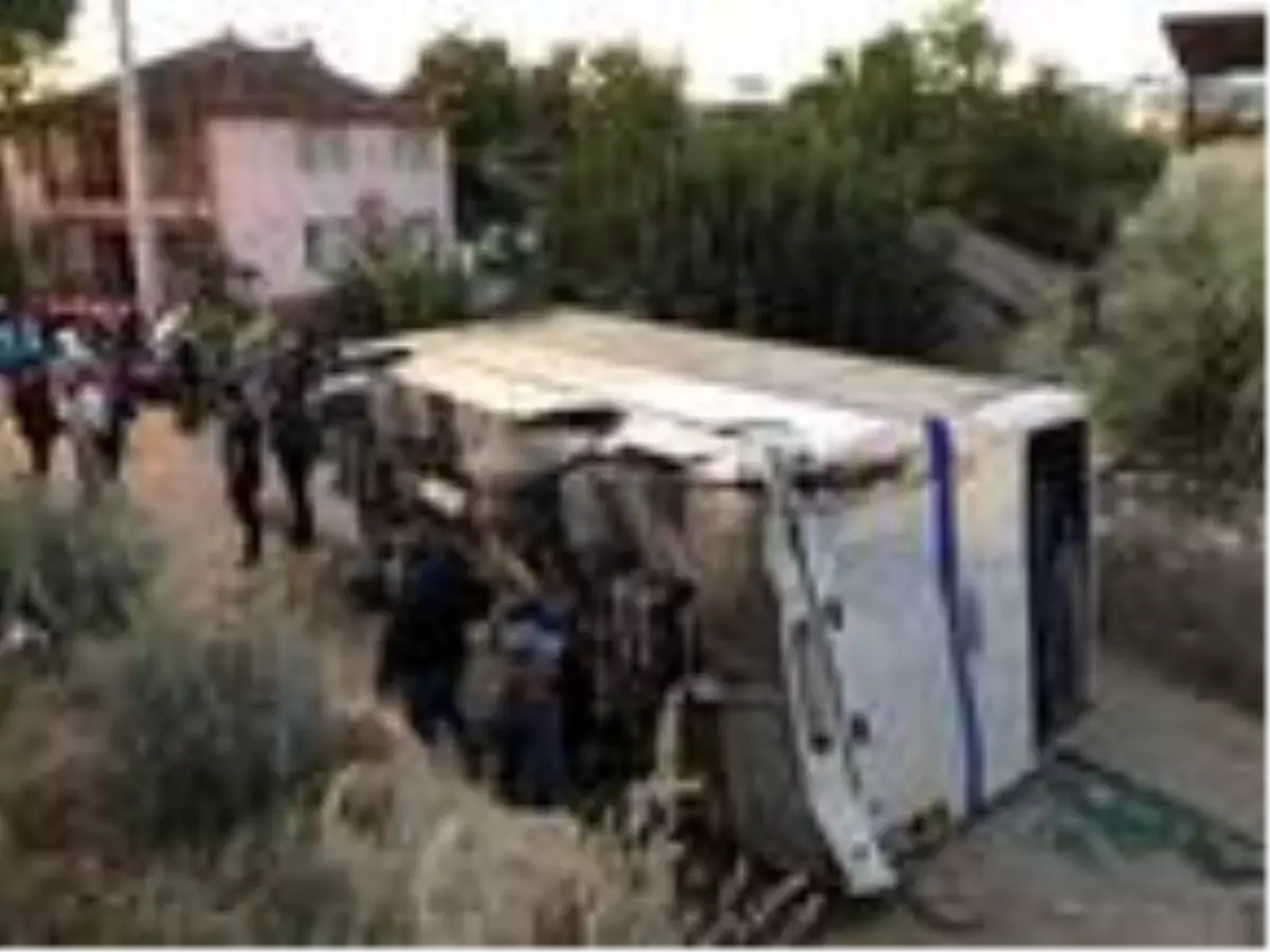 Tanker, tarım işçilerini taşıyan midibüse çarptı: 26 yaralı